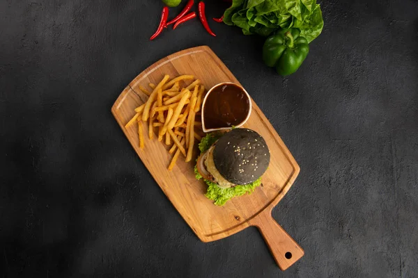 Pohled Shora Iberico Vepřový Burger Hranolky Omáčkou Černém Povrchu — Stock fotografie
