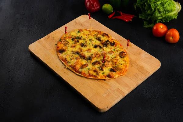 Lezzetli Deniz Ürünleri Pizza Domates Siyah Ile — Stok fotoğraf