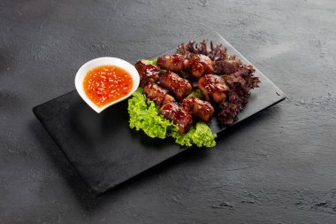 Battaniye domuzlar. Mini sosis Füme pastırma siyah arduvaz sarılı