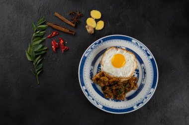 Kam Heong stir Fry tavuk pilav, siyah Malezya çanak üstten görünüm