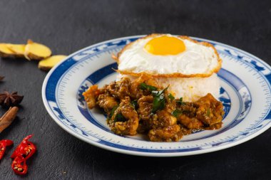 Kam Heong stir fry tavuk pilav, Malezya çanak ile