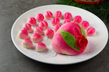 yakın çekim kadeh Çin uzun ömürlü şeftali buns plaka üzerinde