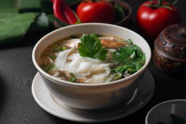 lezzetli malay tarzı kway teow şehriye çorbası siyah yakın çekim çekim