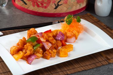 Beyaz plaka üzerinde Çince tatlı ve ekşi domuz eti yakın çekim shot