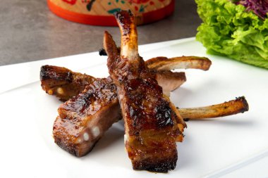 Çin domuz kaburga beyaz plaka üzerinde yakın çekim çekim