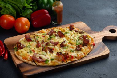 pastırma, sucuk ve peynirli pizza yakın çekim çekim