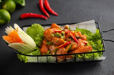 yakın çekim çekim heyecan beton yüzeyi tuzlu yumurta soslu domuz eti kızartma