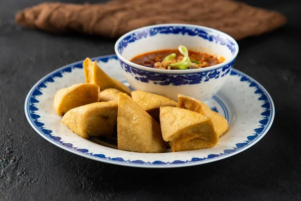 Gros Plan Style Nyonya Tofu Frit Aux Cacahuètes — Photo