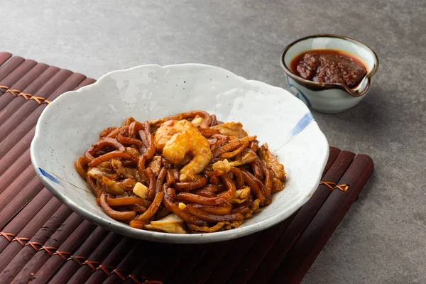 Primer Plano Fried Hokkien Fideos Sobre Mesa Hormigón — Foto de Stock