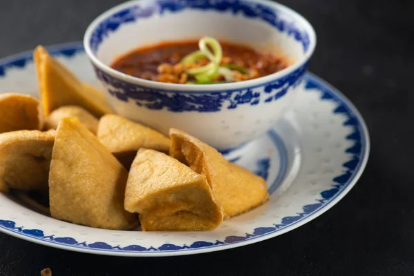 Close Tiro Estilo Nyonya Tofu Frito Com Amendoins Preto — Fotografia de Stock