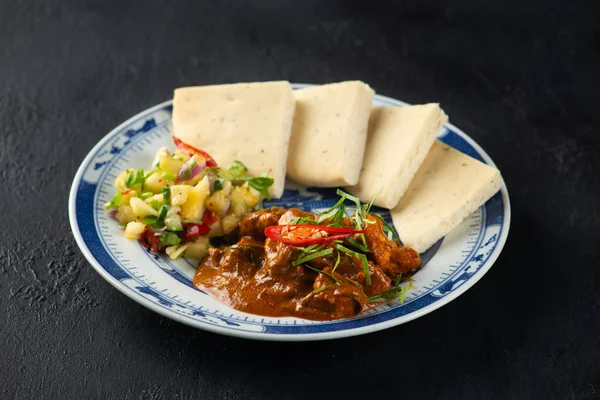 Gros Plan Des Pains Pita Avec Curry Rendang Sur Fond — Photo