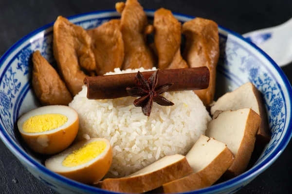 Nahaufnahme Von Leckerem Chinesischem Geschmortem Huhn Über Reis Mit Gekochtem — Stockfoto