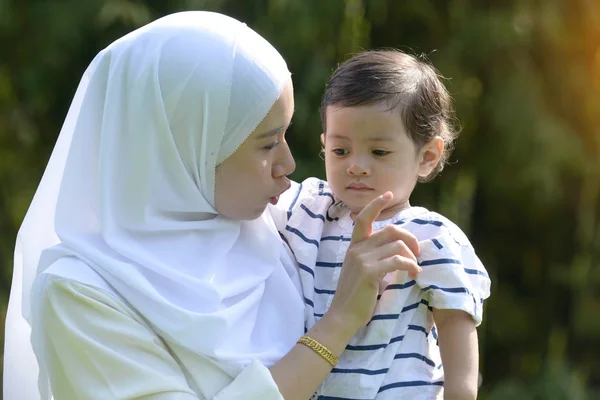 Bella Giovane Madre Musulmana Bambino Che Giocano Insieme Nel Parco — Foto Stock