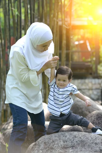 若いイスラム教徒の母親と一緒に公園で遊ぶ子 — ストック写真