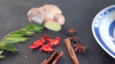 Asya tarzı kızartılmış balık fileto pirinç ile sambal ve salsa acar siyah yakın çekim görüntüleri