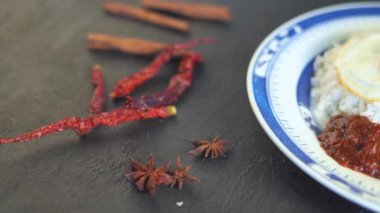 Asya tarzı kızartılmış balık fileto pirinç ile sambal ve salsa acar siyah yakın çekim görüntüleri