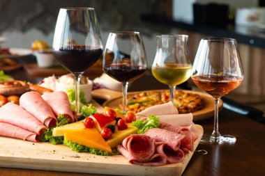 pişmiş ekmek ve dağ peynir tablo üzerinde çeşitli şarap için pastırma aperatifler