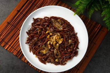 Fried bana çanak bambu hasır üzerinde Hokkien üstten görünüm