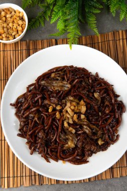 Fried bana çanak bambu hasır üzerinde Hokkien üstten görünüm