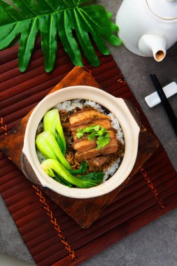 domuz eti claypot pirinç üstten görünüm bambu kapağında