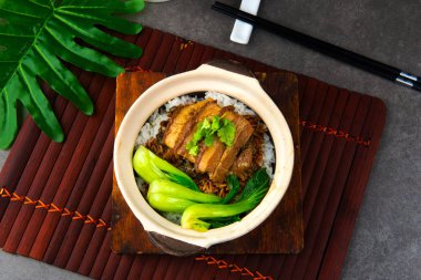 domuz eti claypot pirinç üstten görünüm bambu kapağında