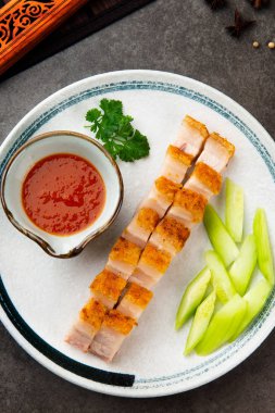 gevrek domuz eti biber sosu ile üstten görünüm beton masada