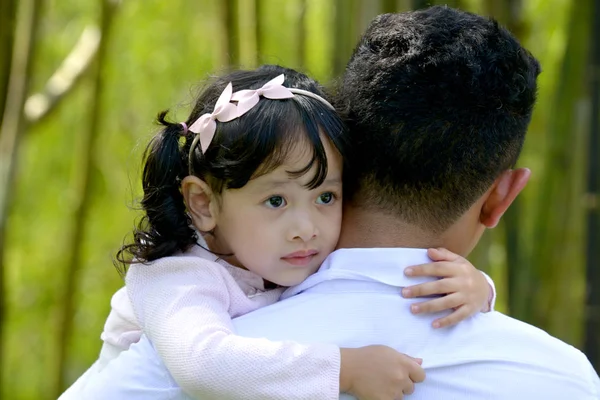 mutlu Asya baba ve kız parkta birlikte vakit