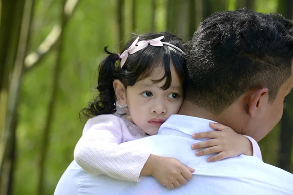 Feliz Asiático Padre Hija Pasando Tiempo Juntos Parque — Foto de Stock