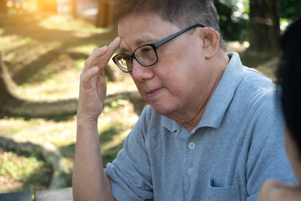 Stressvolle Uitziende Aziatische Senior Man Buitenshuis — Stockfoto