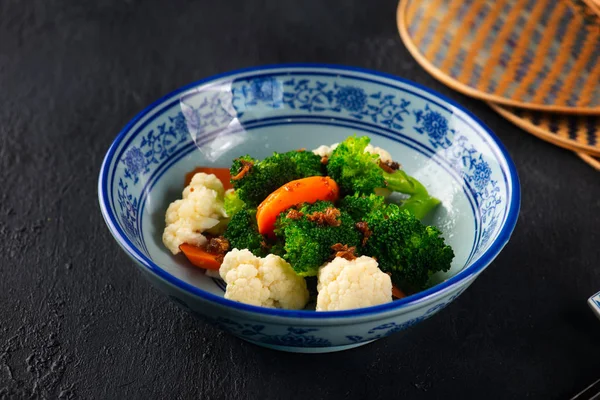 中国攪拌フライ ブロッコリーと黒のボウルに他の野菜のクローズ アップ ショット — ストック写真