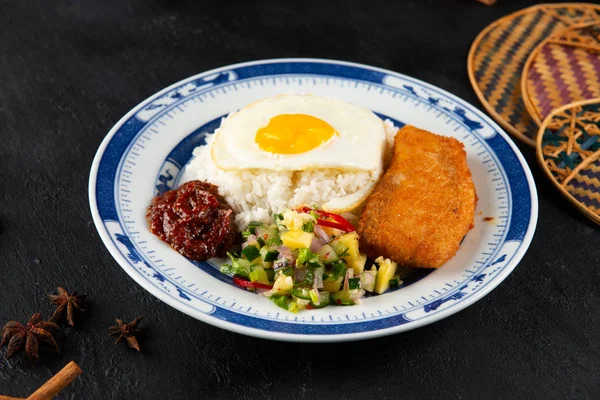 Närbild Asiatisk Stil Stekt Fisk Filé Ris Med Sambal Och — Stockfoto