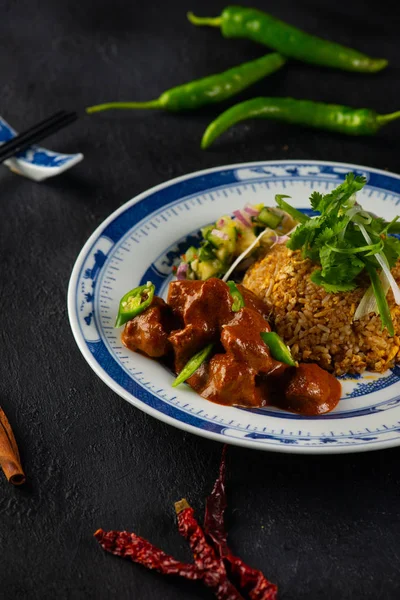 Detailní Záběr Nasi Lemak Kuřecí Rendang Biryani Rýže Černém Pozadí — Stock fotografie