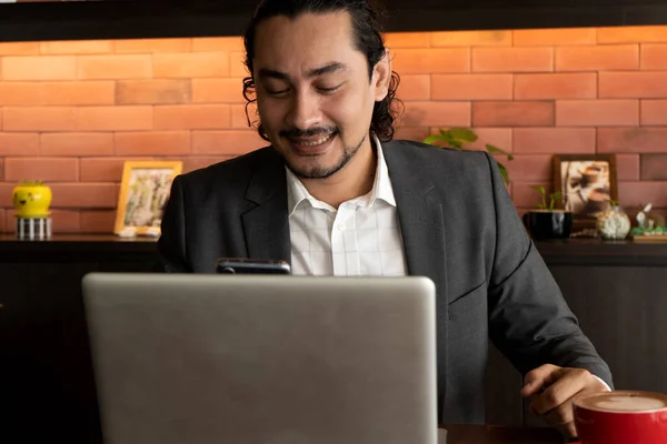 Young Asian Indian Businessman Using Tablet Cafe — Stock Photo, Image