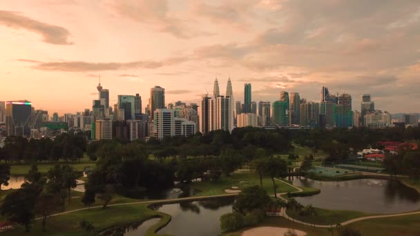 Günbatımı Malezya Kuala Lumpur Şehir Görüntülerini Havadan Görünümü — Stok video