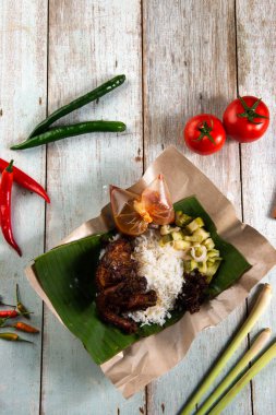 Asya yemek nasi lemak üstten görünüm Beyaz ahşap tablo