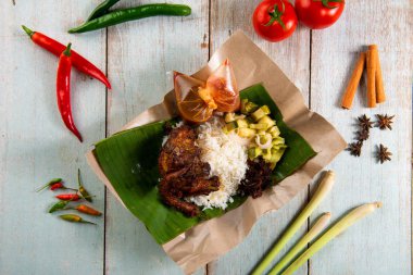 Asya yemek nasi lemak üstten görünüm Beyaz ahşap tablo