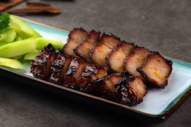 Çin tatlı Barbekü domuz eti plaka üzerinde yakın çekim shot