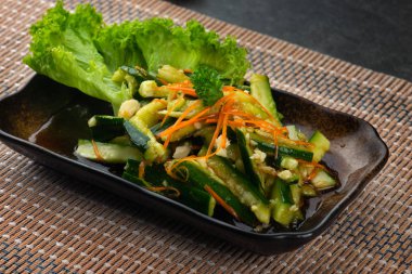 Geleneksel Çince stir fry salatalık salatası yakın çekim çekim