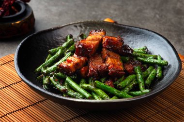 baharatlı tavada kızartılmış yeşil fasulye domuz göbeği kase ile yakın çekim vurdu