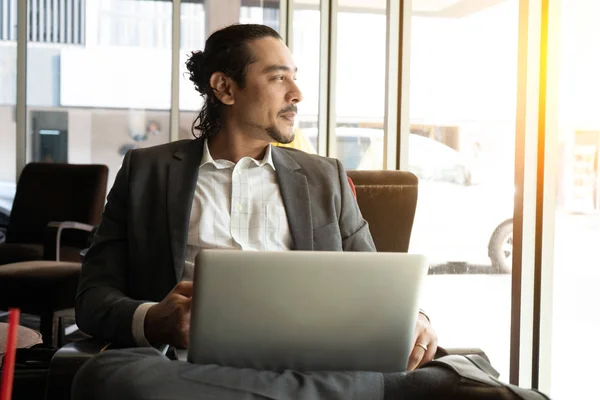 Junger Indischer Geschäftsmann Mit Laptop Telefon Und Kaffee Café — Stockfoto