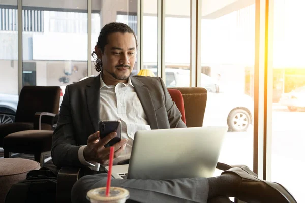 年轻的印度商业男性在笔记本电脑 电话和咖啡在咖啡馆 — 图库照片