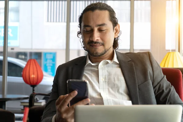 年轻的印度商业男性在笔记本电脑 电话和咖啡在咖啡馆 — 图库照片