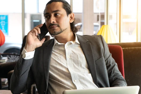 ノート パソコン 携帯電話 カフェでコーヒーを若いインド ビジネス男性 — ストック写真