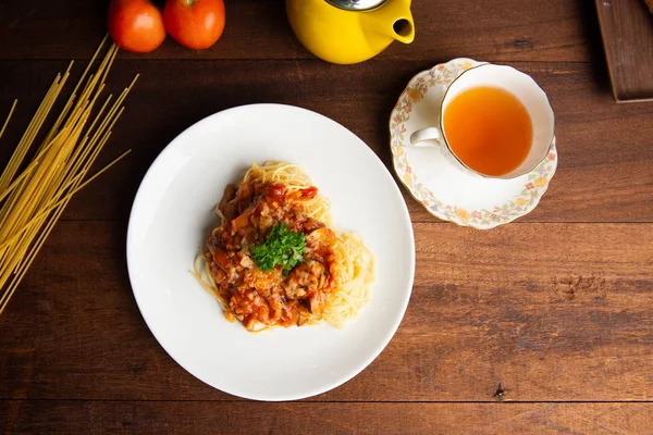 Bolognese Makarna Üstten Görünüm Ahşap Masa Üzerinde Soslu Spagetti — Stok fotoğraf