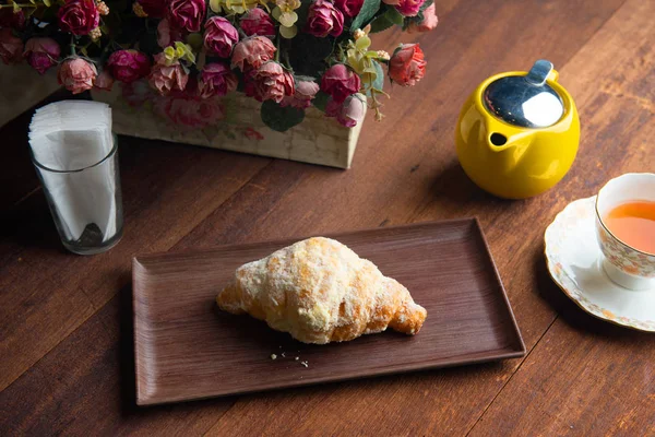 Primer Plano Croissant Recién Horneado Con Tetera — Foto de Stock