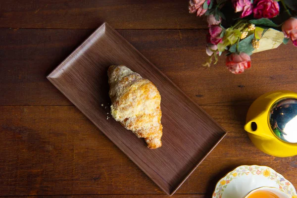 Pohled Shora Čerstvě Pečených Croissantů Dřevěné Desce — Stock fotografie