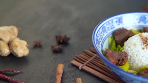 Close Tiro Estilo Asiático Fritar Carne Frita Com Arroz Alho — Vídeo de Stock