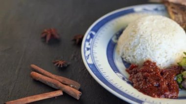 Asya tarzı kızartılmış balık fileto pirinç ile sambal ve salsa acar siyah yakın çekim shot