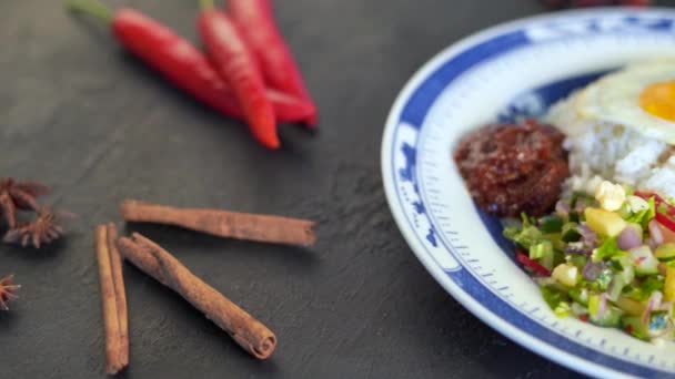 Plan Rapproché Riz Filet Poisson Frit Style Asiatique Avec Sambal — Video