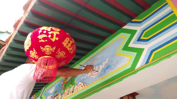 Bilder Mannen Dekorera Väggen Med Traditionell Asiatisk Konst Med Kinesiska — Stockvideo